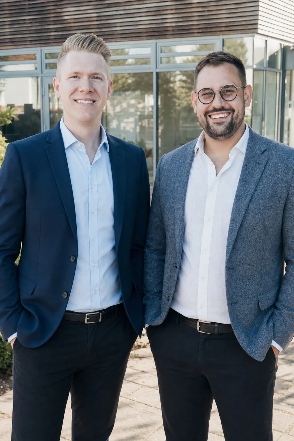 Kevin und Jan von milü vor dem Büro in Minden-Lübbecke